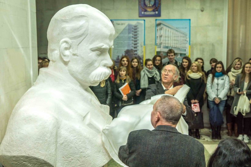 У ДНУ відкрито скульптуру Великого Кобзаря