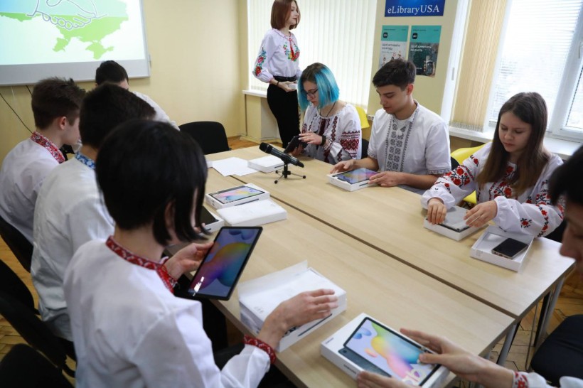 Цифрові пристрої для здобувачів освіти: понад 1000 планшетів отримали учні Запорізької та Луганської областей