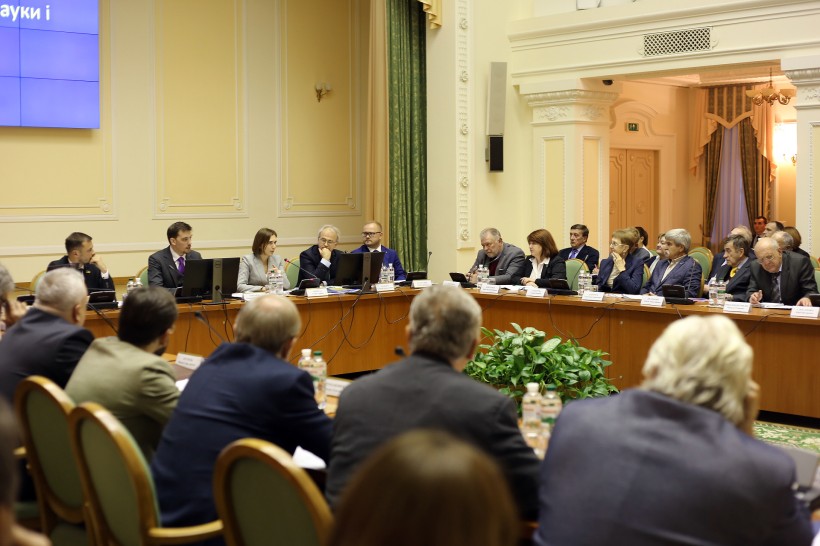 Впродовж місяця маємо вийти на розуміння плану дій для того, щоб українському науковцю стало простіше, краще, вигідніше працювати в Україні, — Прем'єр-міністр Олексій Гончарук