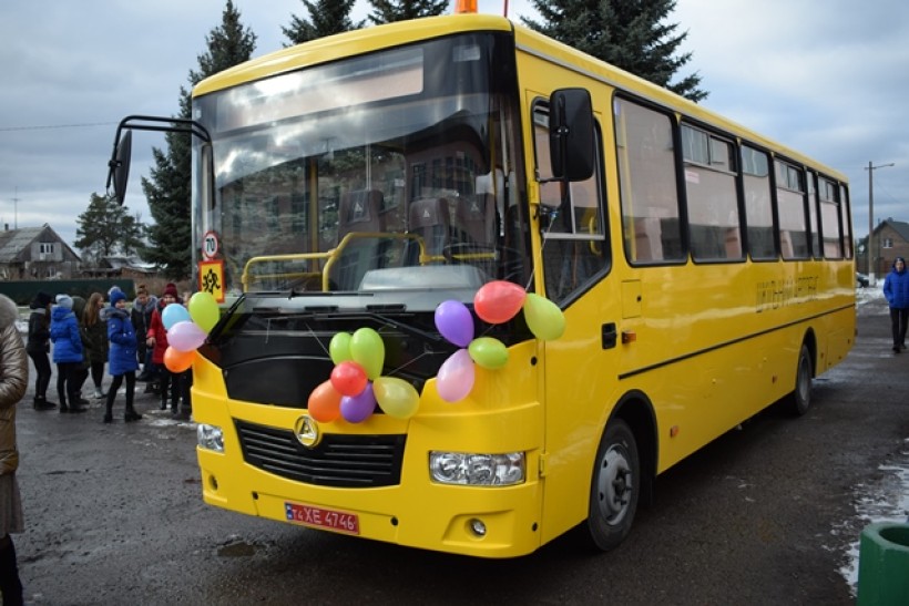Для ліцею на Рівненщині придбали новий автобус – він пристосований для дітей з інвалідністю