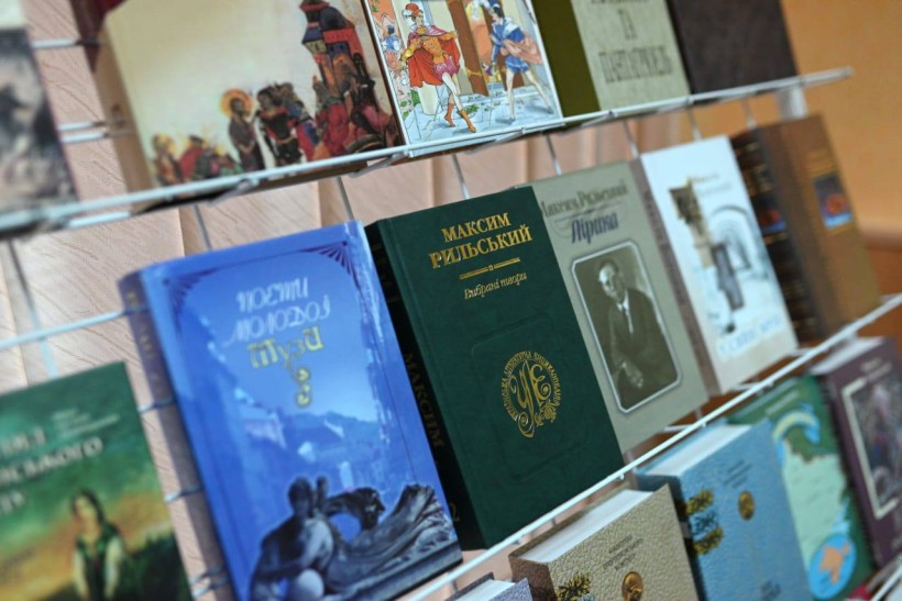 Українським дітям – українську книгу: до бібліотек шкіл Черкащини і Харківщини буде доставлено понад 15 тис. навчальної та художньої літератури