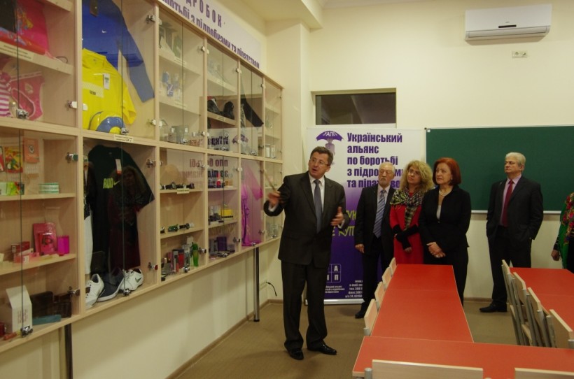 У КУП НАНУ відкрито перший в Україні музей контрафактних товарів