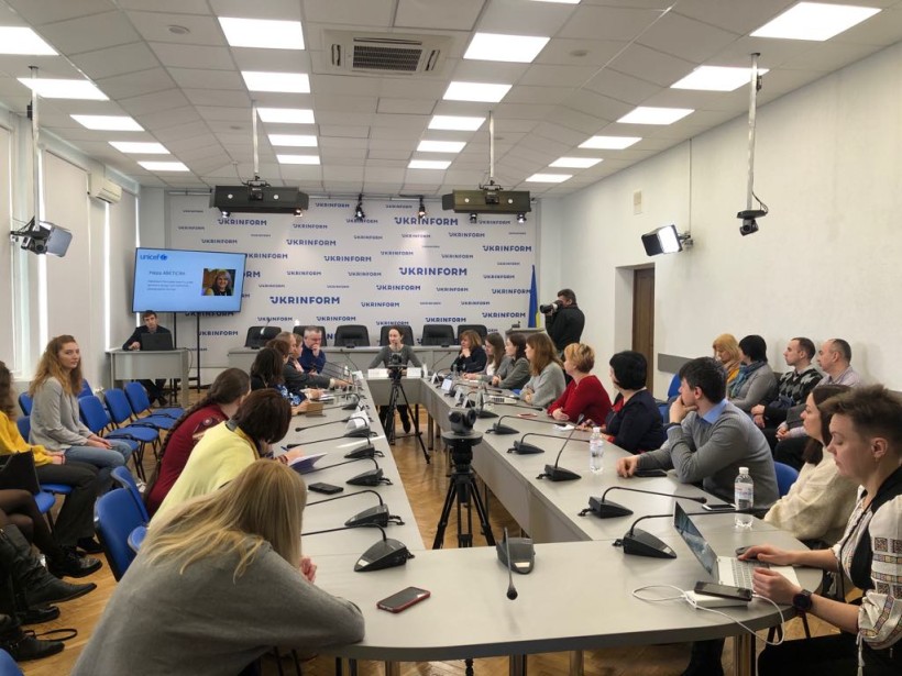 Кожен шостий підліток в Україні стикався з цькуванням, погрозами або кібершахрайством в Інтернеті