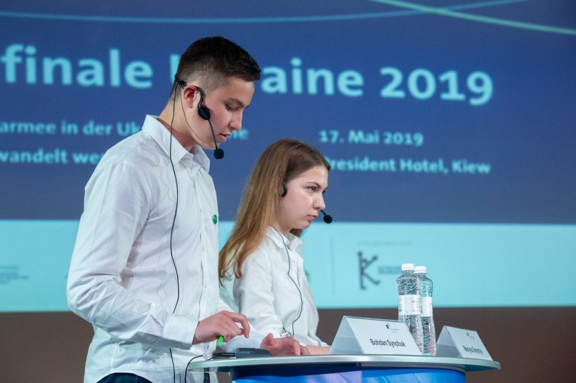 Двоє школярів пройшли Національний відбір Міжнародних молодіжних дебатів