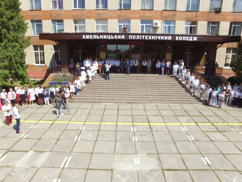 У Хмельницьку встановили рекорд з нагоди Дня вишиванки, в якому взяли участь близько 2 тис учасників