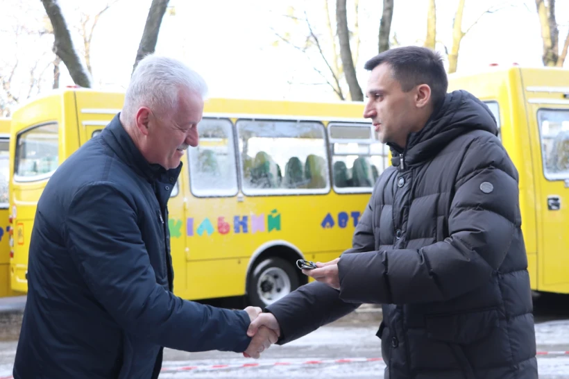 Сім громад Львівщини отримали шкільні автобуси
