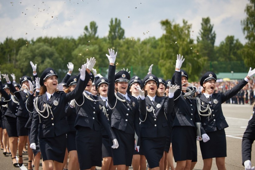 Володимир Зеленський привітав колектив Національної академії внутрішніх справ зі 100-річчям заснування закладу та вручив випускникам дипломи з відзнакою