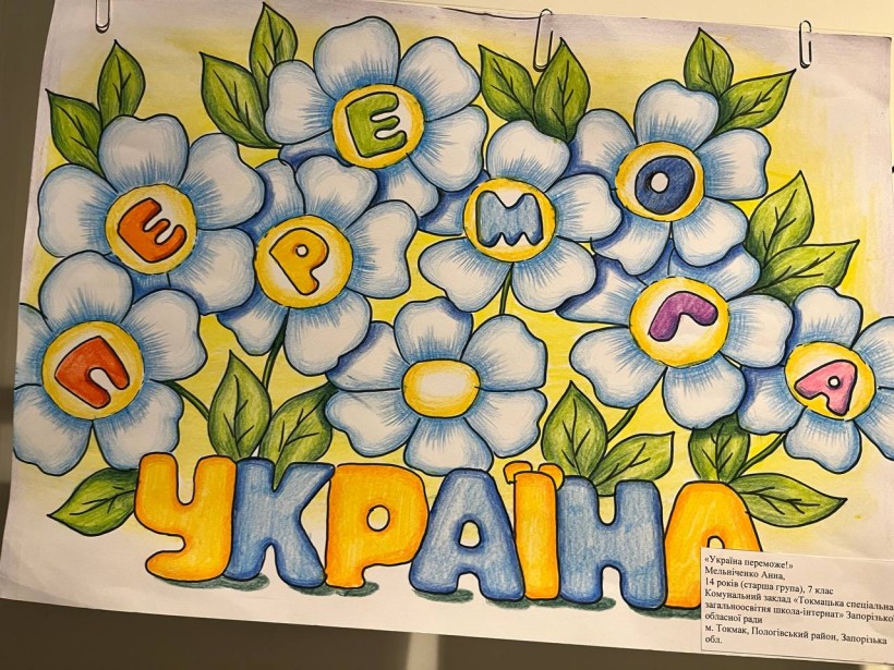 У приміщенні Міністерства освіти і науки відкрили виставку «Кольори нашої Перемоги»