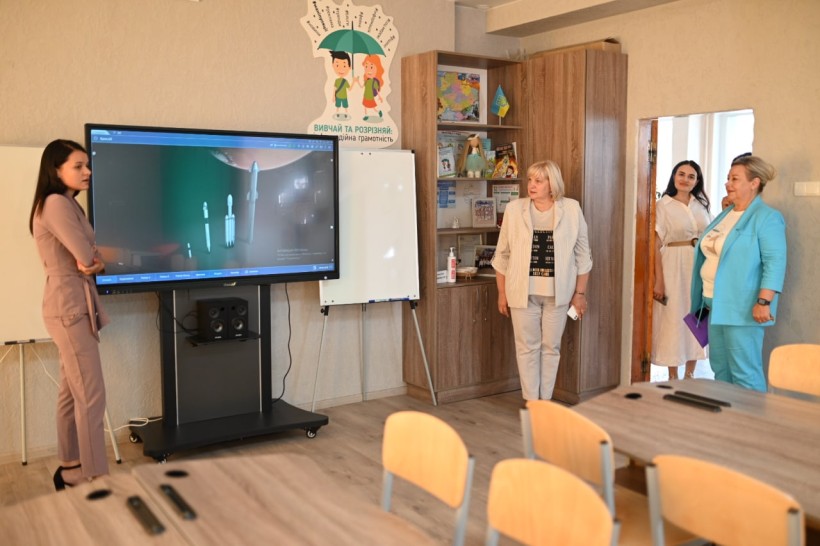 Віра Рогова оглянула черкаські заклади освіти та укриття