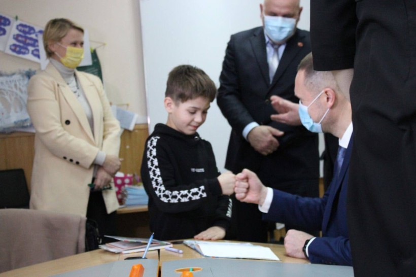 Під час робочого візиту в заклади освіти Київської області Сергій Шкарлет відвідав Шкарівський опорний ліцей-гімназію