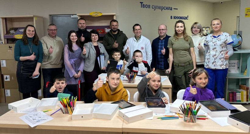 Цифрові пристрої для здобувачів освіти: майже 300 Apple IPad отримали учні Школи супергероїв
