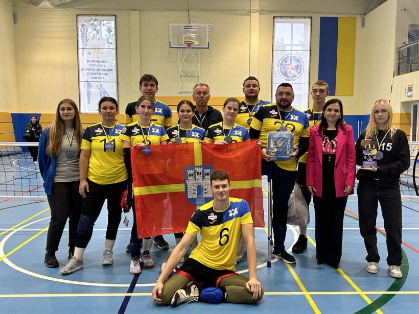 На турнірі з волейболу сидячи студенти Поліського університету у складі збірної Житомирщини здобули перемогу