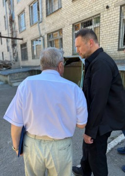 Сергій Шкарлет відвідав пошкоджені і зруйновані заклади освіти у Миколаєві