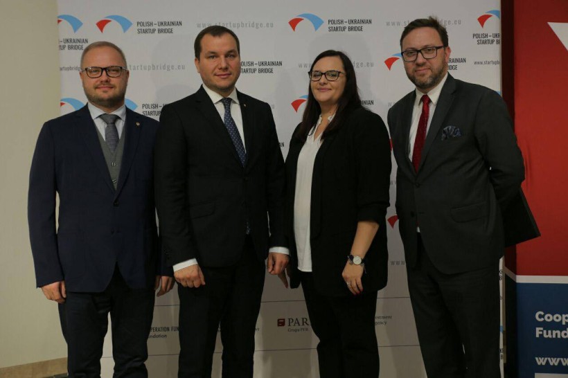 Додаток, який допоможе людям з інвалідністю орієнтуватися в просторі, та сучасні рішення для великих сайтів: українські виші показали свої розробки на KYIV TECH HUB