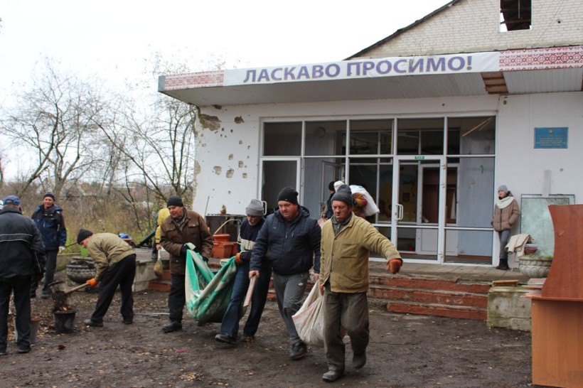 На своєму місці: жителі деокупованого села Циркуни, що під Харковом, прибирають ліцей, в якому жили російські військові