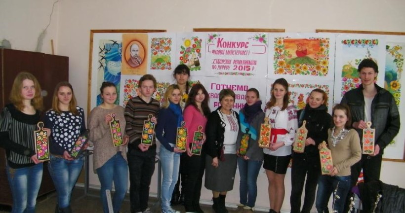 У петриківському ПТУ змагались майбутні художники з розмалювання по дереву