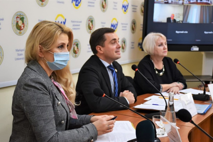 У Маріуполі освітяни та представники влади обговорили створення Президентського університету