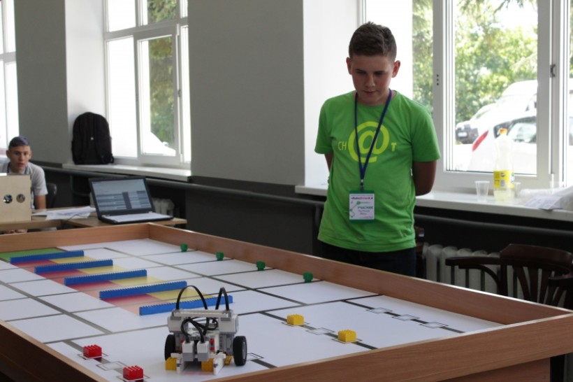 На базі НУБіП провели учнівську олімпіаду з робототехніки “RoboDrive”