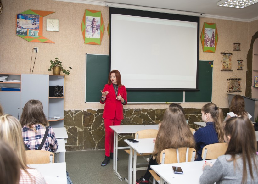 Уроки від спортсменів, музикантів, юристів та журналістів: у сумській школі провели низку воркшопів у межах акції “Урок від метра”