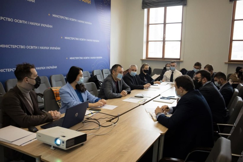 «Бізнес йде до університетів»: у МОН відбулось засідання робочої групи щодо впровадження ІТ-курсу