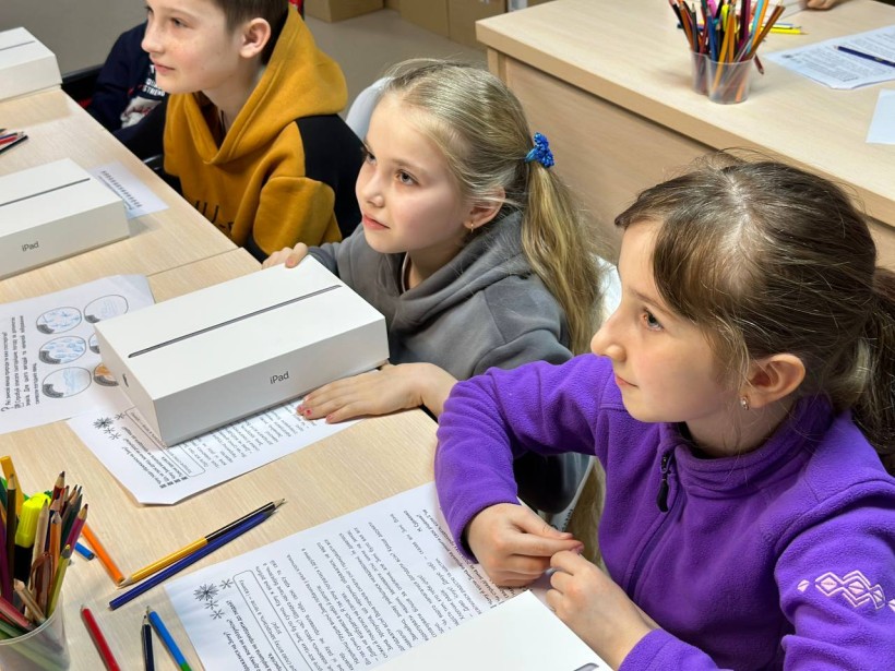 Цифрові пристрої для здобувачів освіти: майже 300 Apple IPad отримали учні Школи супергероїв
