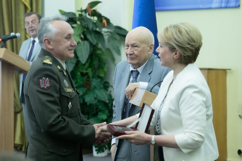 Кращі науковці отримали Держпремії та премії Президента – один з колективів передасть кошти для втілення мрії травмованого на Донбасі  медика