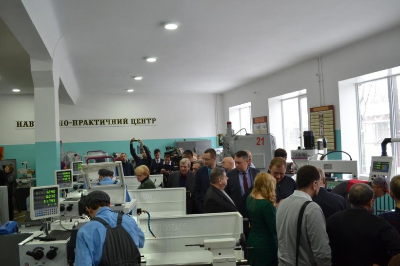 На Дніпропетровщині відкрили одразу 2 навчально-практичних центри для токарів та електромонтажників
