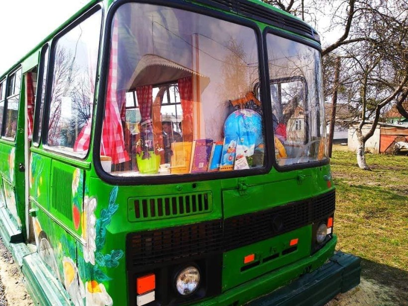 Уроки в автобусі: на Рівненщині старий транспорт перетворили на інтерактивний навчальний клас