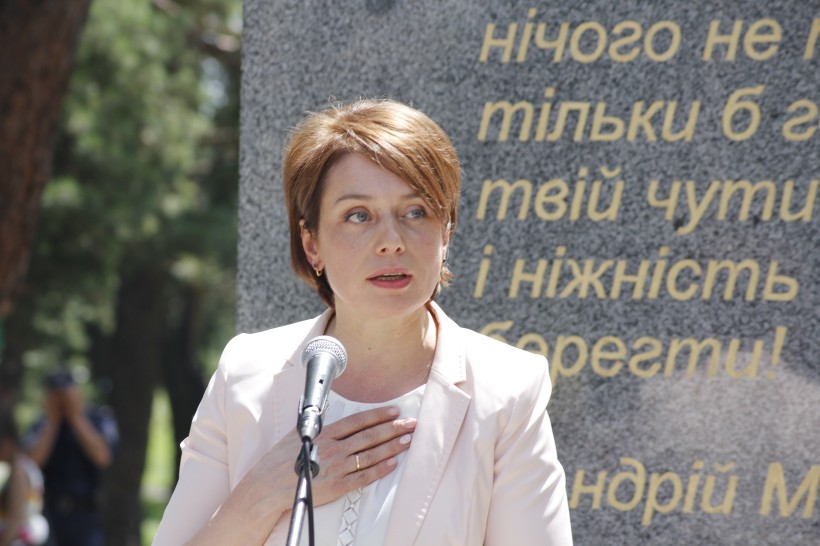 “Вчителько моя, зоре світова” – слова, дорогі кожному освітянському серцю”, - Лілія Гриневич на відкритті пам’ятника Андрію Малишку