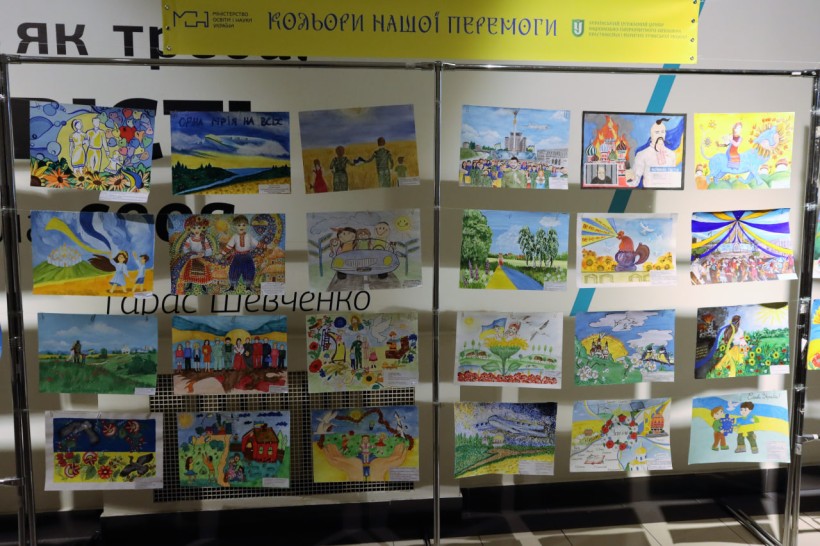 У приміщенні Міністерства освіти і науки відкрили виставку «Кольори нашої Перемоги»