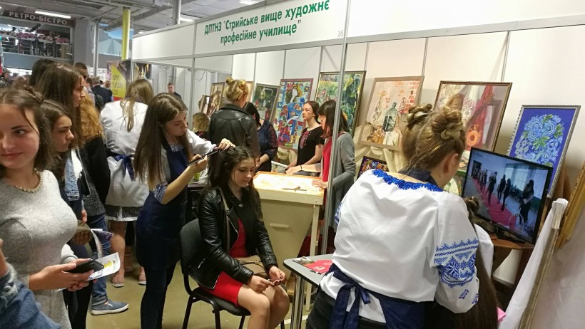 Кондитерське мистецтво, дизайн одягу та монтаж інсталяцій: у Львові провели форум професійної освіти, де всі охочі могли дізнатися про популярні професії