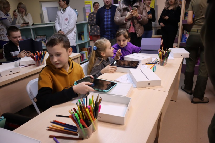Цифрові пристрої для здобувачів освіти: майже 300 Apple IPad отримали учні Школи супергероїв