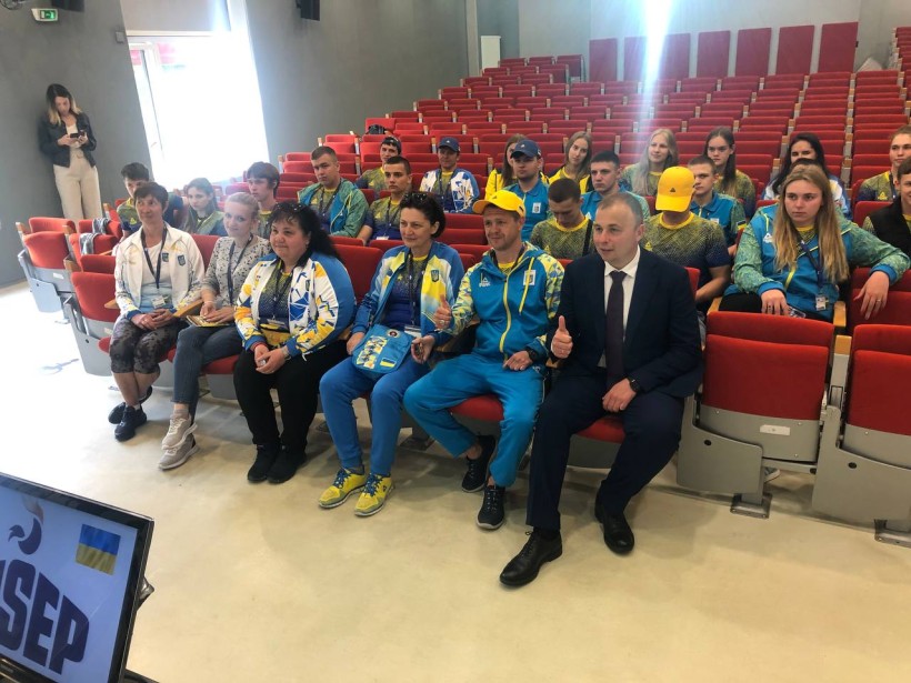 Українські школярі, які беруть участь у Всесвітній гімназіаді-2022, прибули до Франції