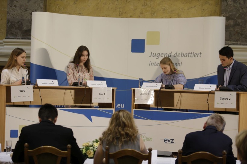 Українська школярка посіла призове місце на Міжнародних молодіжних дебатах в Угорщині
