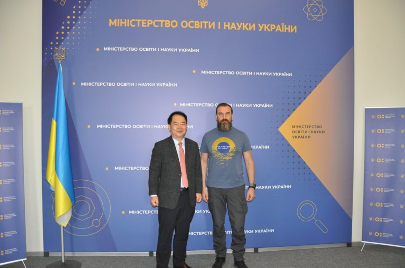 Зустріч міністра Оксена Лісового з Надзвичайним і Повноважним Послом Республіки Корея в Україні Кім Хьонг Те