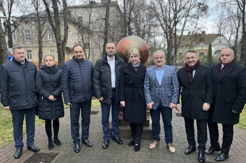 На Івано-Франківщині Сергій Шкарлет передав 12 шкільних автобусів для закладів освіти територіальних громад