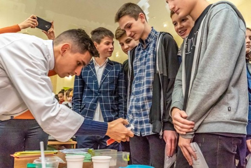 Фахівці ДНУ провели Фестиваль науки для учнів дніпровських шкіл-інтернатів