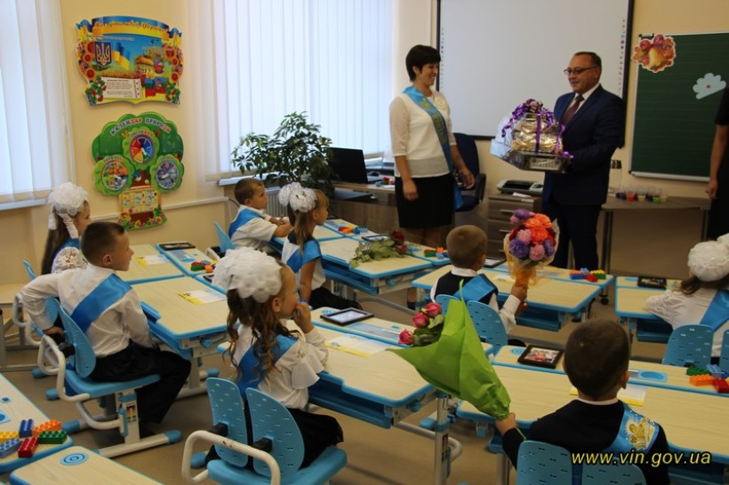 Інтерактивне обладнання, просторі класи та дослідницькі осередки: на Вінниччині відкрили школу для більш як 150 учнів