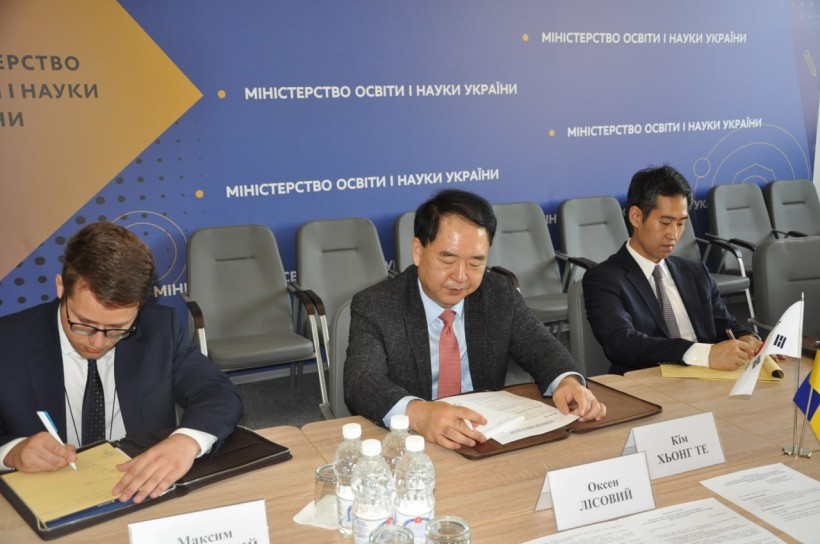 Зустріч міністра Оксена Лісового з Надзвичайним і Повноважним Послом Республіки Корея в Україні Кім Хьонг Те