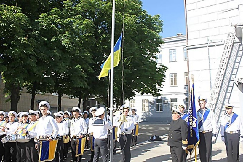 Учасники АТО урочисто передали Державний Прапор України з передової на сході курсантам ХДМА