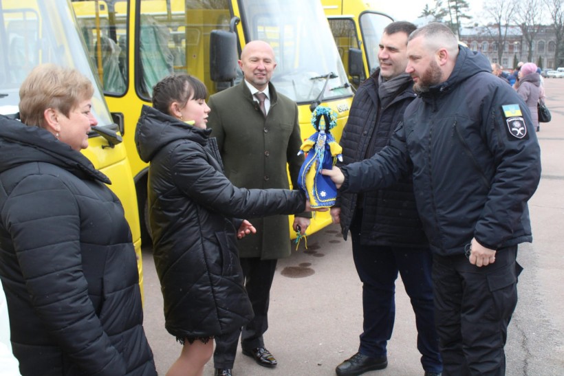 Чергові 9 шкільних автобусів отримали громади Хмельниччини
