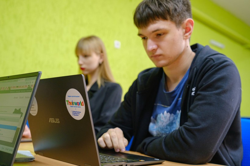 Українські школи отримали 500 ноутбуків у межах Коаліції девайсів