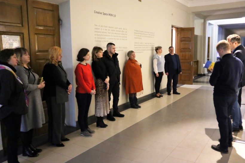 У приміщенні Міністерства освіти і науки відкрили виставку «Кольори нашої Перемоги»