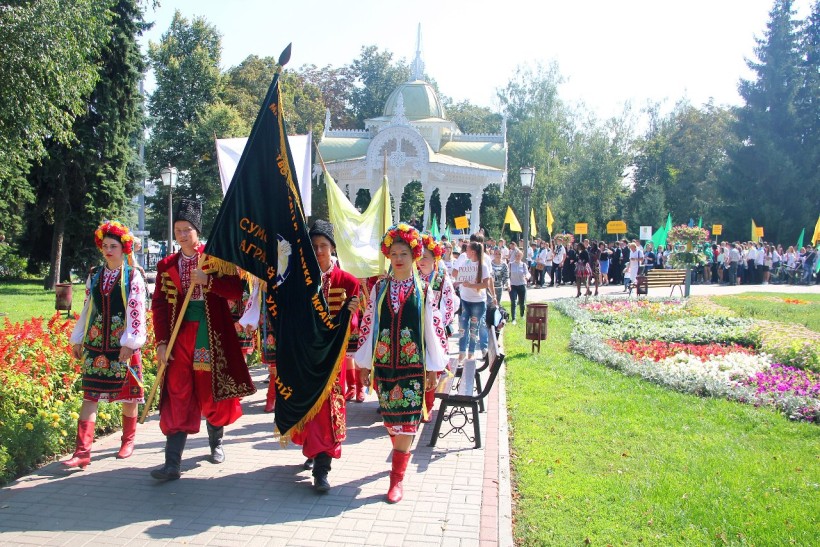 У Сумах відбувся парад навчальних закладів