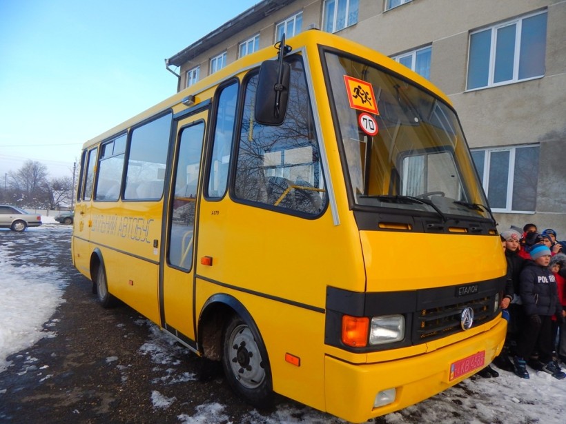 Для Чернівецької області придбали шкільні автобуси