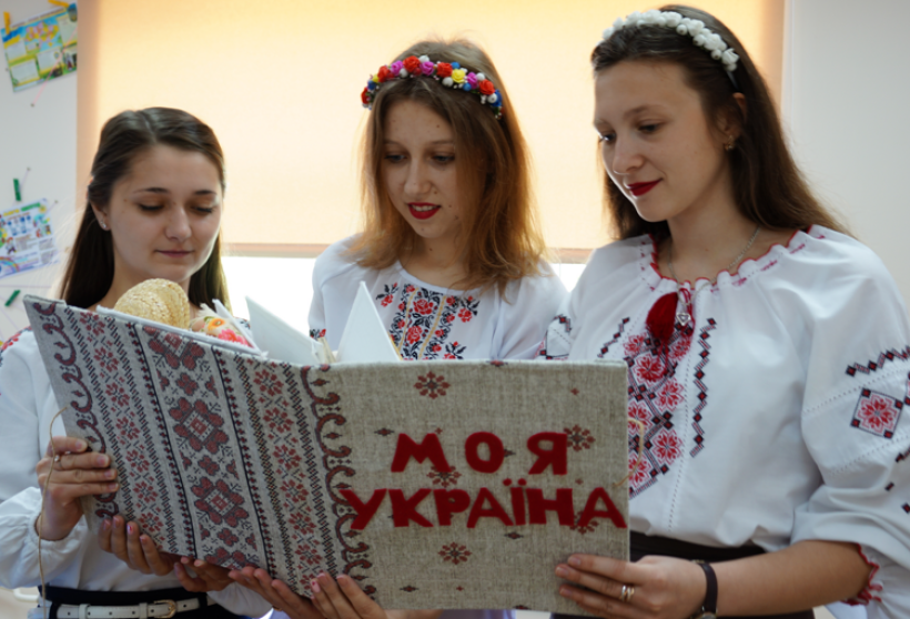 На Черкащині студенти власноруч зробили тактильну книгу для дітей з порушеннями зору