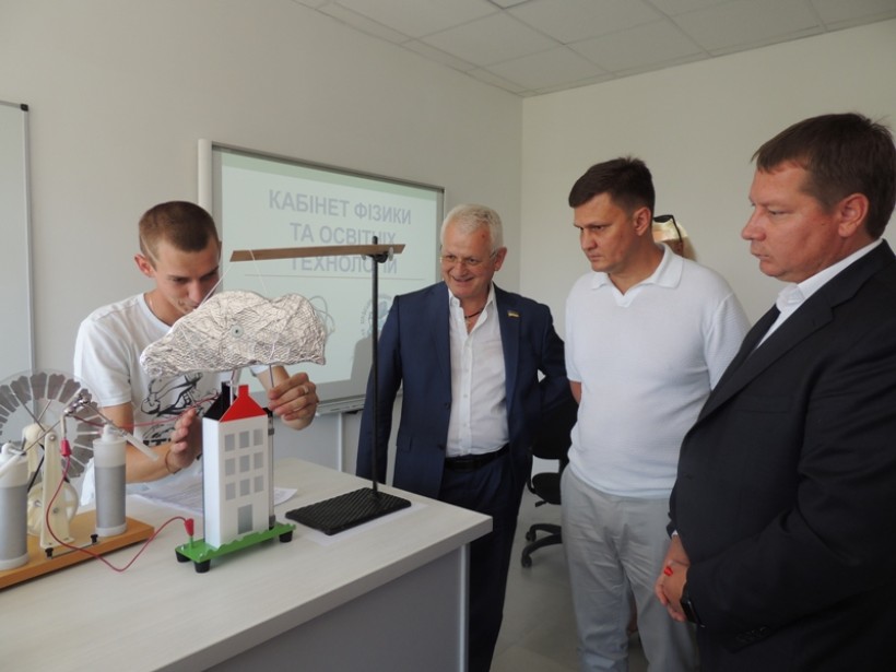 На базі ХДУ відкрили сучасні лабораторії фізики та хімії, в обладнання яких проінвестували понад 1 млн гривень