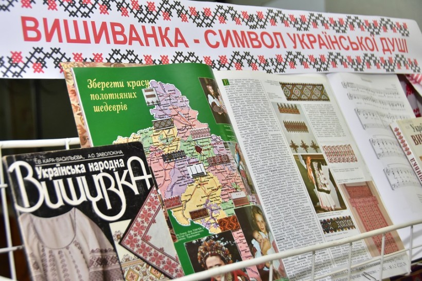 У ЧДТУ презентували виставку робіт до Дня вишиванки