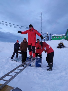 "Хрещення" новачків у крижаній воді, спортивні змагання та взаємні вітання з усього світу – дослідники Антарктиди відсвяткували “Середину зими”