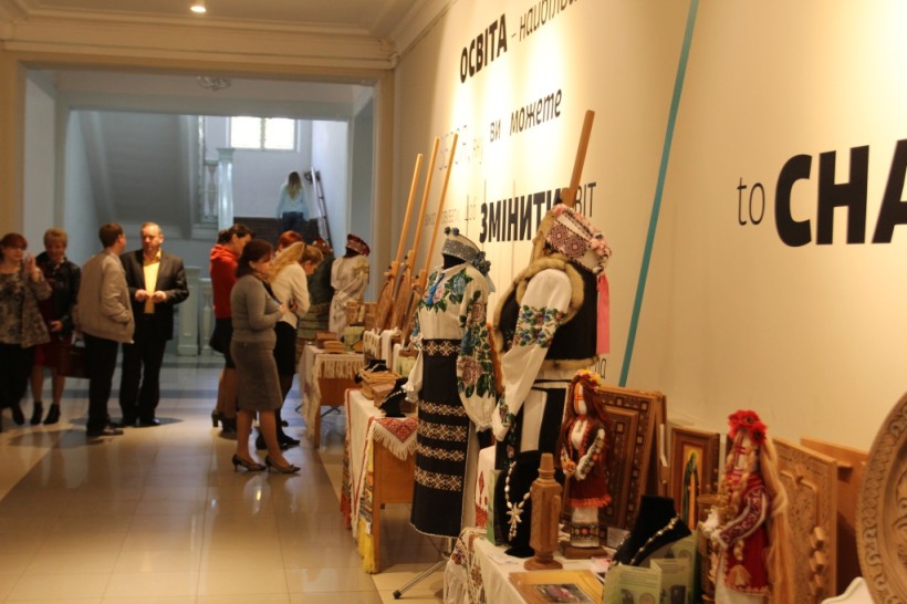 У МОН відкрито виставку дипломних робіт студентів Вижницького коледжу прикладного мистецтва